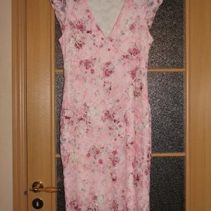Платье новое, производитель неизвестен :)
размер 44-46, верх красивый разноцветный гипюр, внутри подклад сливочного цвета. Будет красиво на большой бю