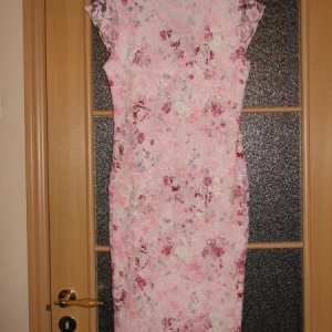 Платье новое, производитель неизвестен :)
размер 44-46, верх красивый разноцветный гипюр, внутри подклад сливочного цвета. Будет красиво на большой бю