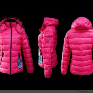 Очень классный пуховик Moncler. Размер 42 (российский). Цена 3900руб. Отправлю почтой за свой счет.