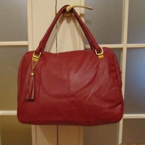 Сумка, Джим
Подклада шелестящая, форму не держит, материал тонковат(долго не продержится), фурнитура желтая(цыганская), внешний вид сумки в общем непл