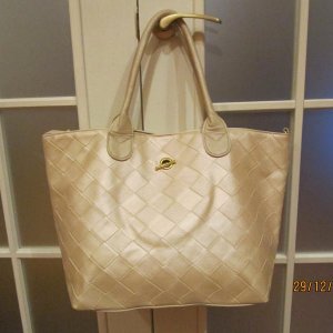 Сумка(популярный продавец), цена небольшая, качество соответствующее, кант по краю дна, не выдержал и недели, в целом сумка удобная.