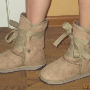 Угги дешевые(материал ткань под "замшу", подошва не скользит, внутри швы немного неудобно сделаны, в целом нормальные валенки, идут размер в размер(23