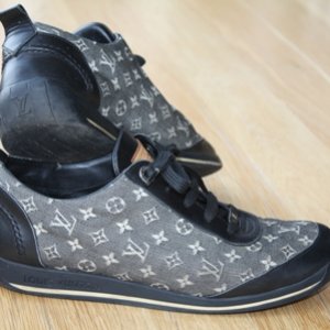 Кроссовки LOUIS VUITTON
Размер 38, б/у
Цена: 3000 руб.