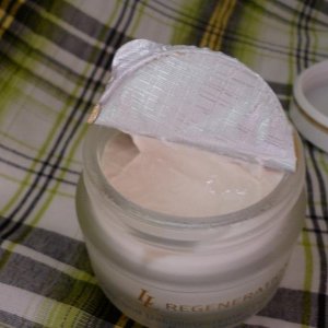 Decollete Cream 4