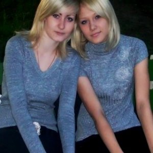 с подругой))она слева
