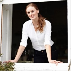 Покупалась тут
http://www.ctshirts.co.uk/womenswear/White-brushed-cotton-twill-semi--fitted-shirt-?q=gbpdefault||WP045WHT|||||||||||||

размер 8 UK
не