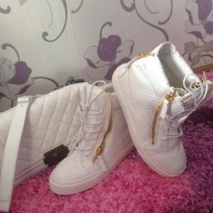 http://item.taobao.com/item.htm?spm=a230r.1.14.110.XS..
G/ZANOTTI (реплика.КОЖА!)
ПРОДАМ.НОВЫЕ.39/40
Отдам дешевле,чем купила,тк не угадала размер.
65