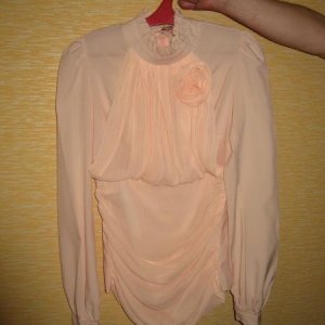 Блузка пудрового цвета, новая, размер 42-44, 500 руб.