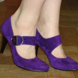 фиолетовые туфли, опять же на 37.5 или узкий 38, замша натур, цвет оч красивый, замша натур, каблук не высокий. Новье
1000=