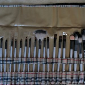 Очень хорошие кисти 
http://www3.buyincoins.com/20-pcs-eyebrow-lip-eyeshadow-fashion-makeup-brush-set-product-1200.html