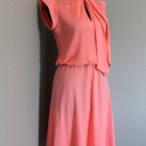 Платье из 70х, винтаж, заказала на сайте etsy, не носила. Размер 40-44, просвечивает.
