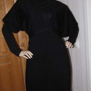 Платье трикотажное, рукава кимоно спущенные, вырез углубленный.
В сочетании с водолазкой или блузой, создаются деловые и интерессные ансамбли.
Фирма О