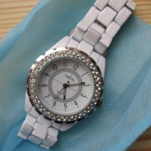 часы среднего качества,очень среднего =))
http://www.yoneedjewelry.com/stainless_steel_white_watch_PD024704.html