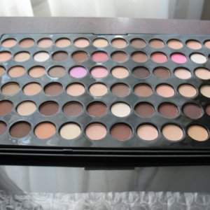 палетка на 72 цвета
http://www.buyincoins.com/pro-72-color-neutral-nudes-eyeshadow-palette-eye-shadow-product-1998.html