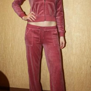 велюровый костюм http://www.hotmiamistyles.com/Rose_Pink_2pc_Velour_Hoody_Track_Suit_p/1262-fslash-9288%20rose%20pink%20(b).htm