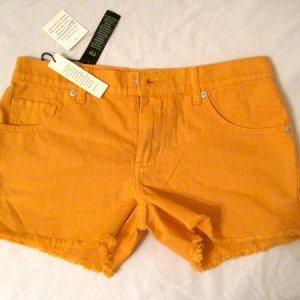 KK-259-154 Fringe denim short b93-orange glow 2
На самом деле они более оранжевые, чем на моем фото. 100% хлопок. На меня как-то не сели. 300р.