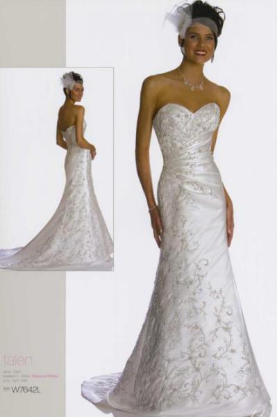 Adaro Lap Embroidery Wedding Dress
Wholesale цена： US$ 178.00 
http://wholesale-dress.net/goods-3431-Adaro-Lap-Embroidery-Wedding-Dress.html