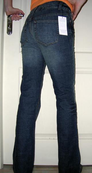 BOOTCUT UPLIFTER JEANS SZ 2 на ОБ89 ОТ75
По талии, но не давит, внутри синтетическая подкладка
Mjrstok Price: $13.20