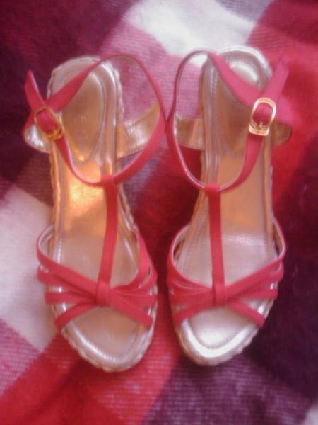 босоножки с lovelyshoes, р.23-23.5

тема в Базарчике - http://shophelp.ru/forum/showthread.php?t=14255