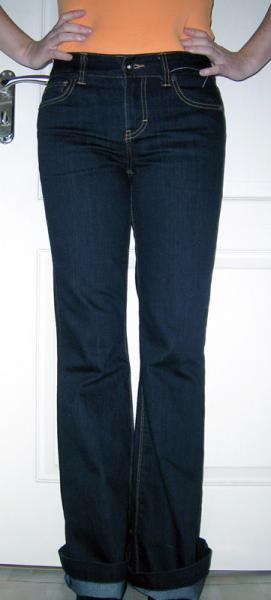 CALVIN KLEIN SLIM FIT JEANS SZ 2
Price: $19.88