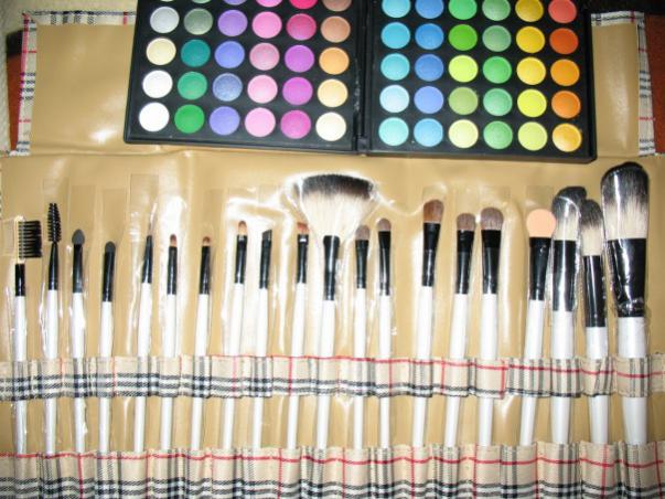 http://www.buyincoins.com/20-pcs-eyebrow-lip-eyeshadow-fashion-makeup-brush-set-product-1200.html