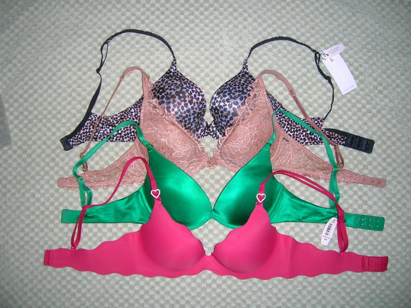 январь 2010, распродажа
Красный Secret Embrace 34B/19.99$
Зеленый VS Miracle Bra 34B/ 19.99$
Бежевый Lace 34C/ 24.99$
В цветочек Body by Victoria Perf