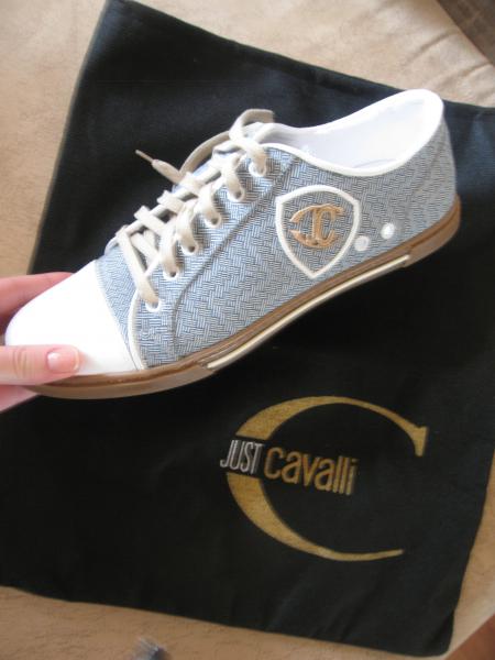 JUST CAVALLI Sneakers 
светло синяя джинса, белый, коричневый. 
 новые, день как приехали)) 
Производство: Italy. Milano 
Размер: 43 р-р . 
Цена: $149