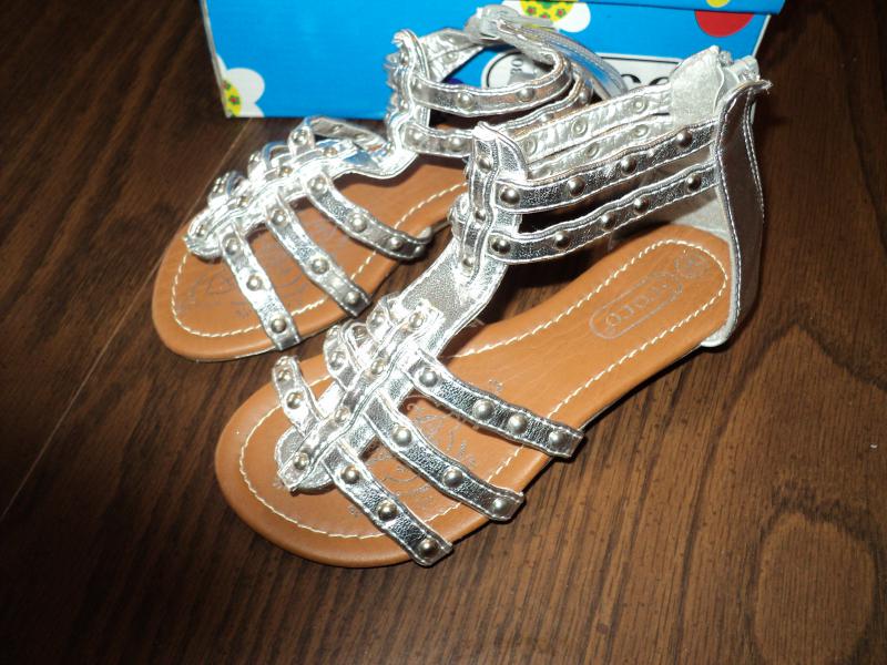 kid sz 10, Girls Silver Sandals Coco - $15