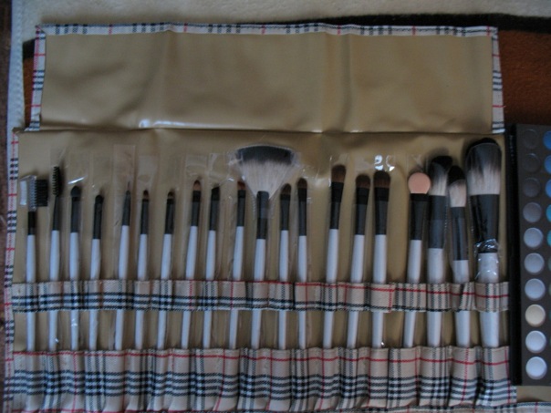 Очень хорошие кисти 
http://www3.buyincoins.com/20-pcs-eyebrow-lip-eyeshadow-fashion-makeup-brush-set-product-1200.html