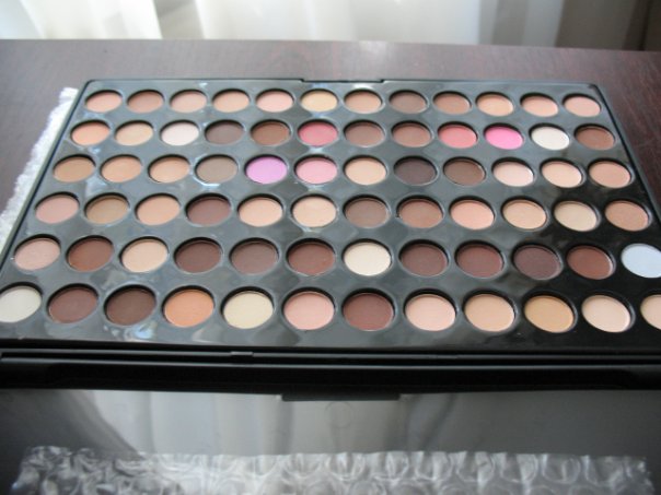 палетка на 72 цвета
http://www.buyincoins.com/pro-72-color-neutral-nudes-eyeshadow-palette-eye-shadow-product-1998.html