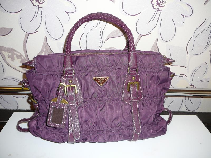 сумка а ля PRADA 238 ю. Из очень качественной плащевки что-ли. http://item.taobao.com/item.htm?id=7934544837 Очень красивая, пришла в пыльничке с карт