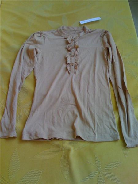 топ stephanieB размер XS, 100% хлопок 

тема в Базарчике - http://shophelp.ru/forum/showthread.php?t=13694