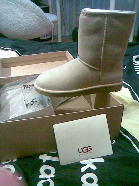 Uggs заказывала с сайта shopbop, 140$ и ни цента больше, бесплатная доставка. Заказала 05.11.2009, получила 10.11.2009 с утра.