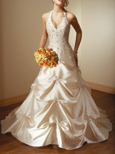 V Collar Fold Wedding Dress 
Wholesale цена： US$ 162.00 
http://wholesale-dress.net/goods-3423-V-Collar-Fold-Wedding-Dress.html