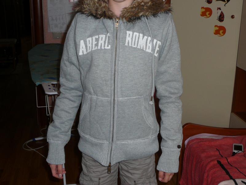 Знаменитые меховые курточки Abercrombie. http://item.taobao.com/item.htm?id=1761501399  95 ю.Взяла для дочки самый маленький размер S. Ей великовато к