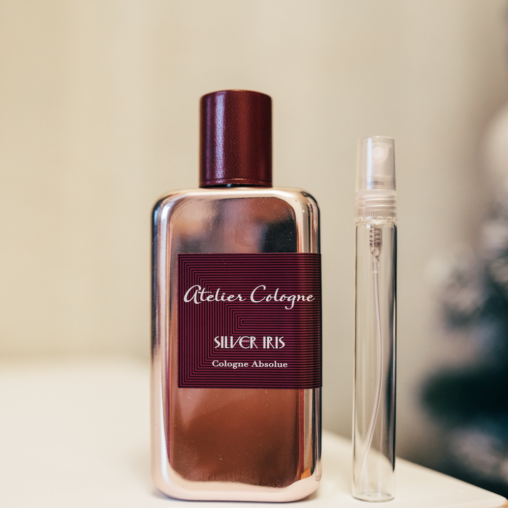 Парфюм atelier отзывы. Сильвер Ирис ателье Колонь. Atelier Cologne Silver Iris реклама. Silver Iris Atelier Cologne logo. Духи Atelier Cologne CADR.