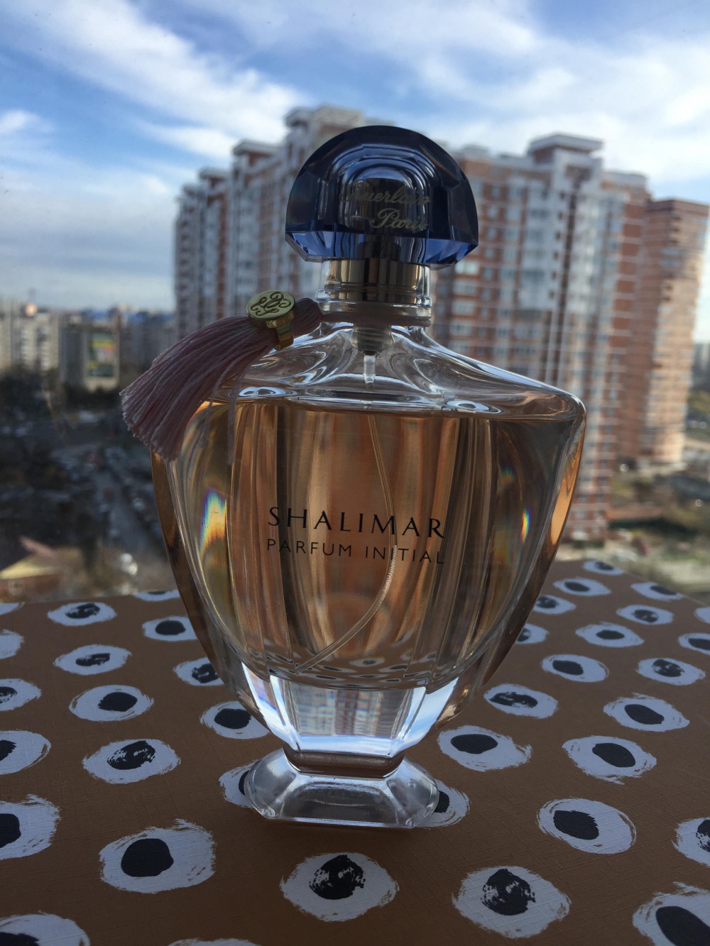 Guerlain shalimar parfum. Герлен Парфюм женский Шалимар. Парфюм Shalimar от Guerlain. Шалимар лайф духи. Герлен Шалимар и Шалимар Парфюм Инитиал.