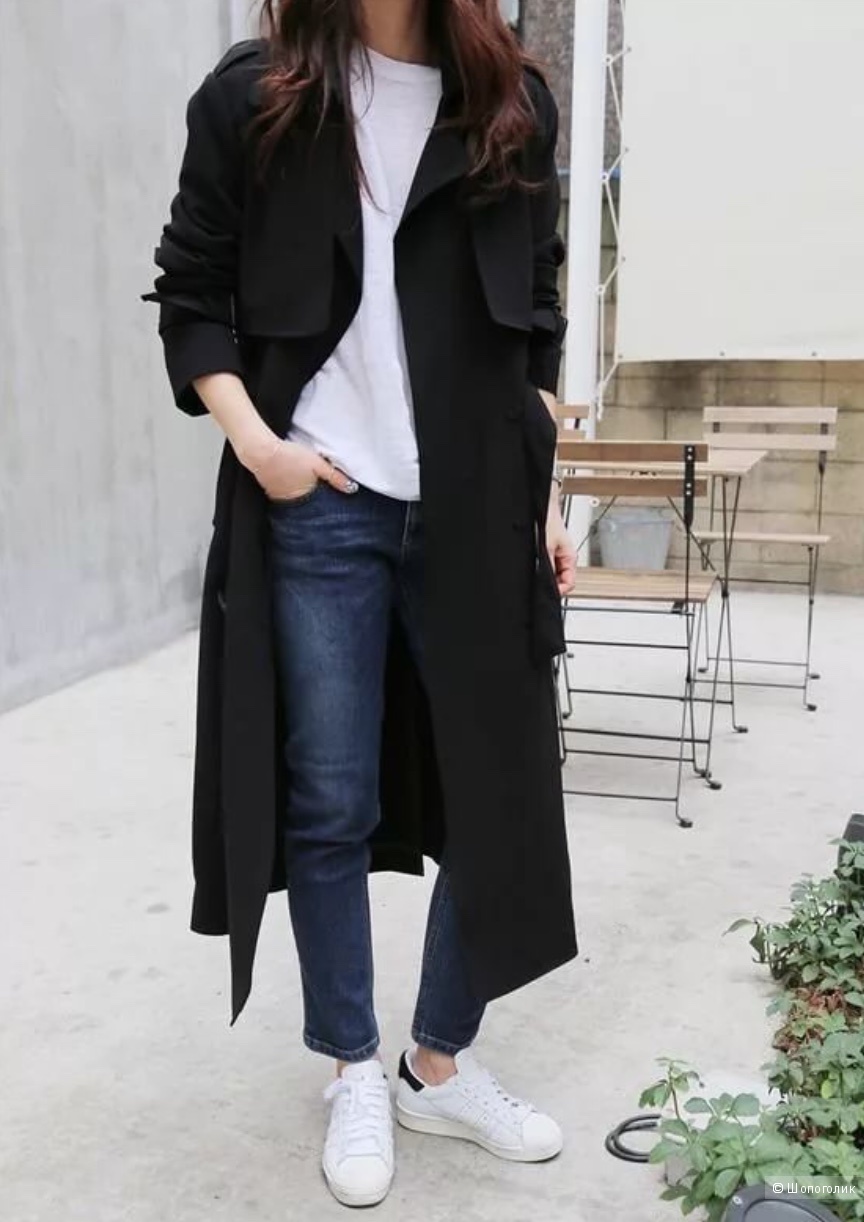 Длинное черное пальто с кроссовками