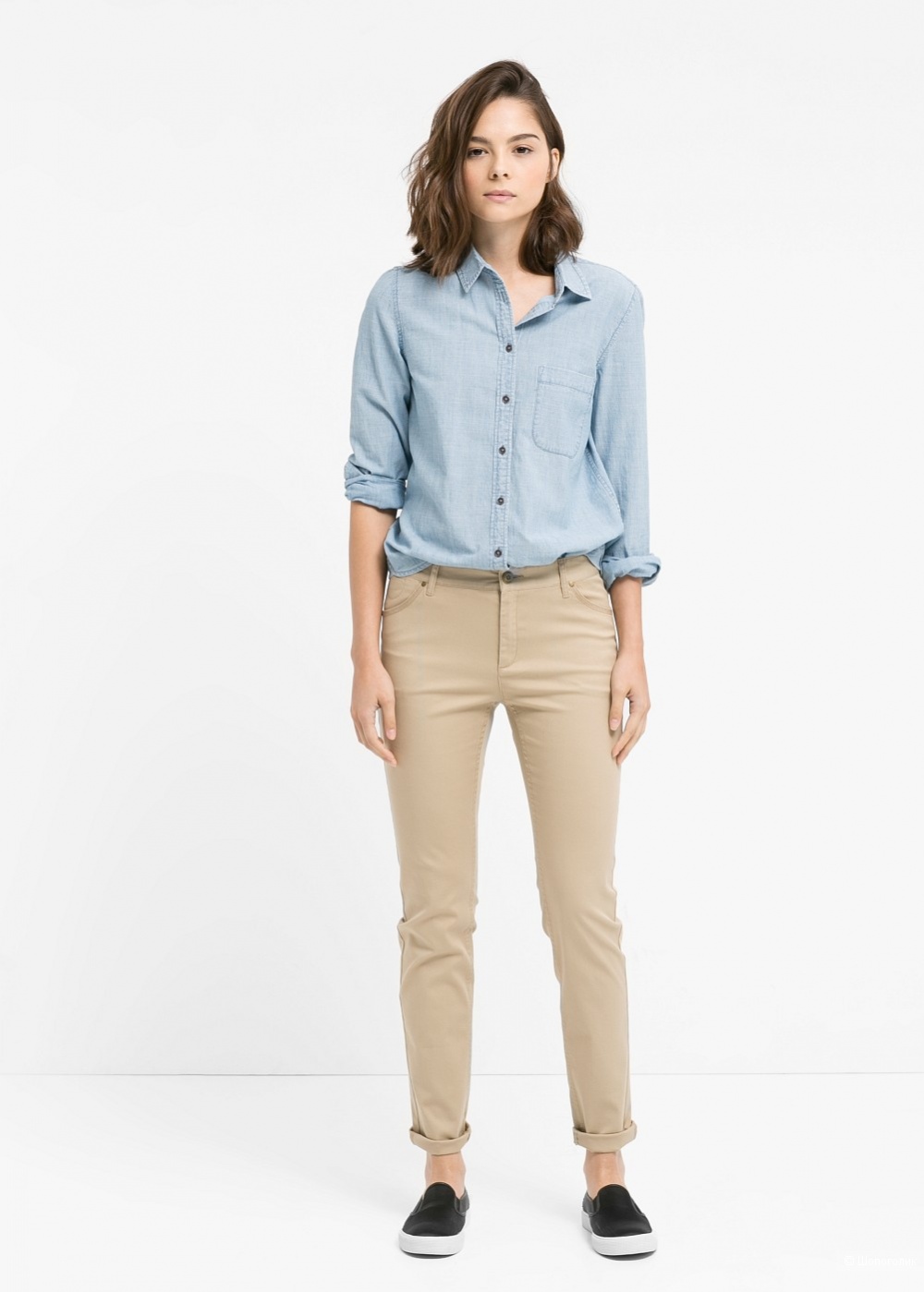 Бежевые брюки и голубая рубашка женская фото