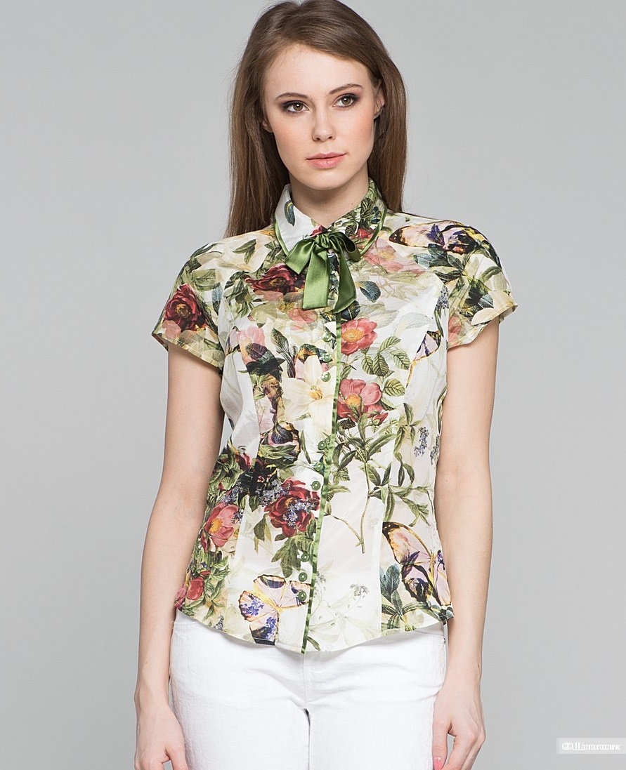 Блузка в цветочек с коротким рукавом