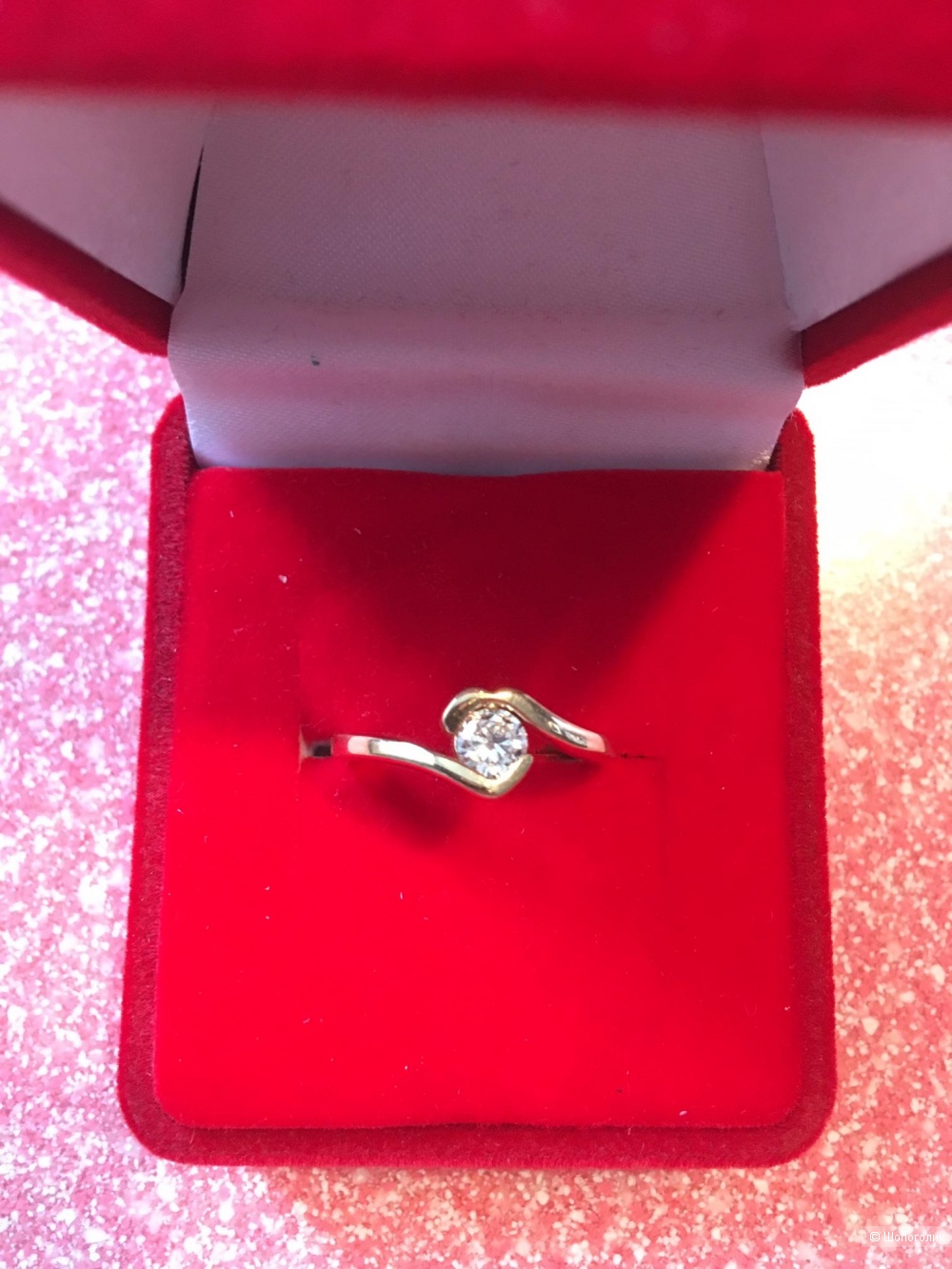 Кольцо с бриллиантом в коробочке