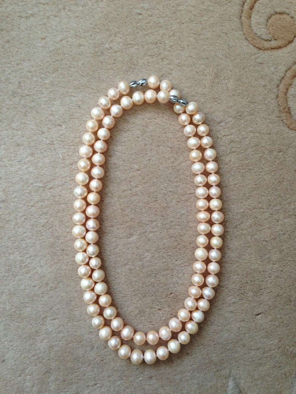Крупные жемчужные бусы. Бусы крупный жемчуг. Сколько стоят бусы из жемчуга натурального. Бусы из крупного жемчуга. Трехрядные бусы.