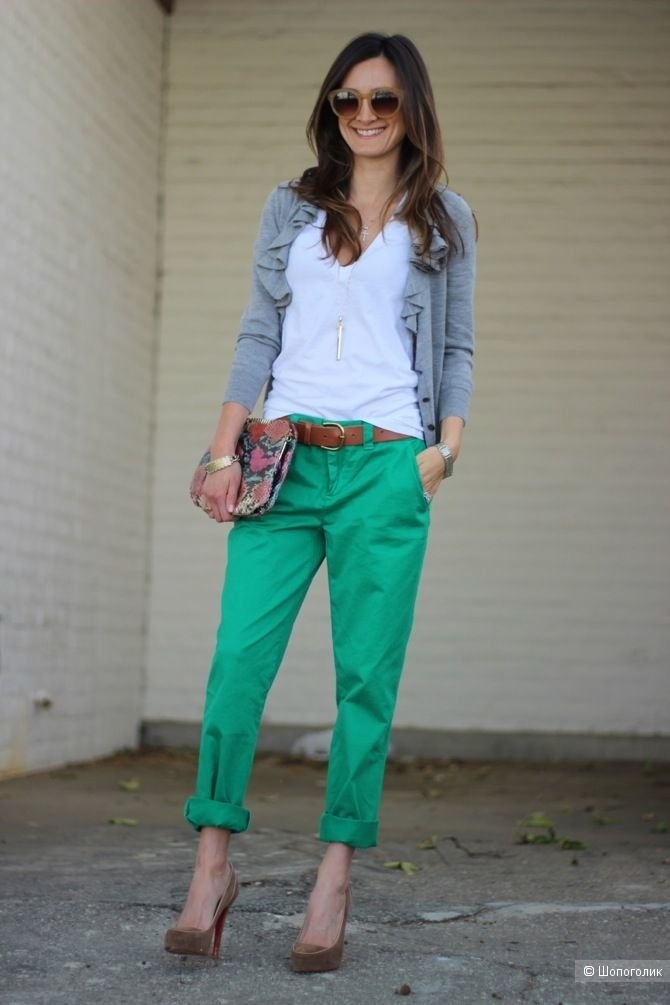 С чем носить светло зеленые брюки женские