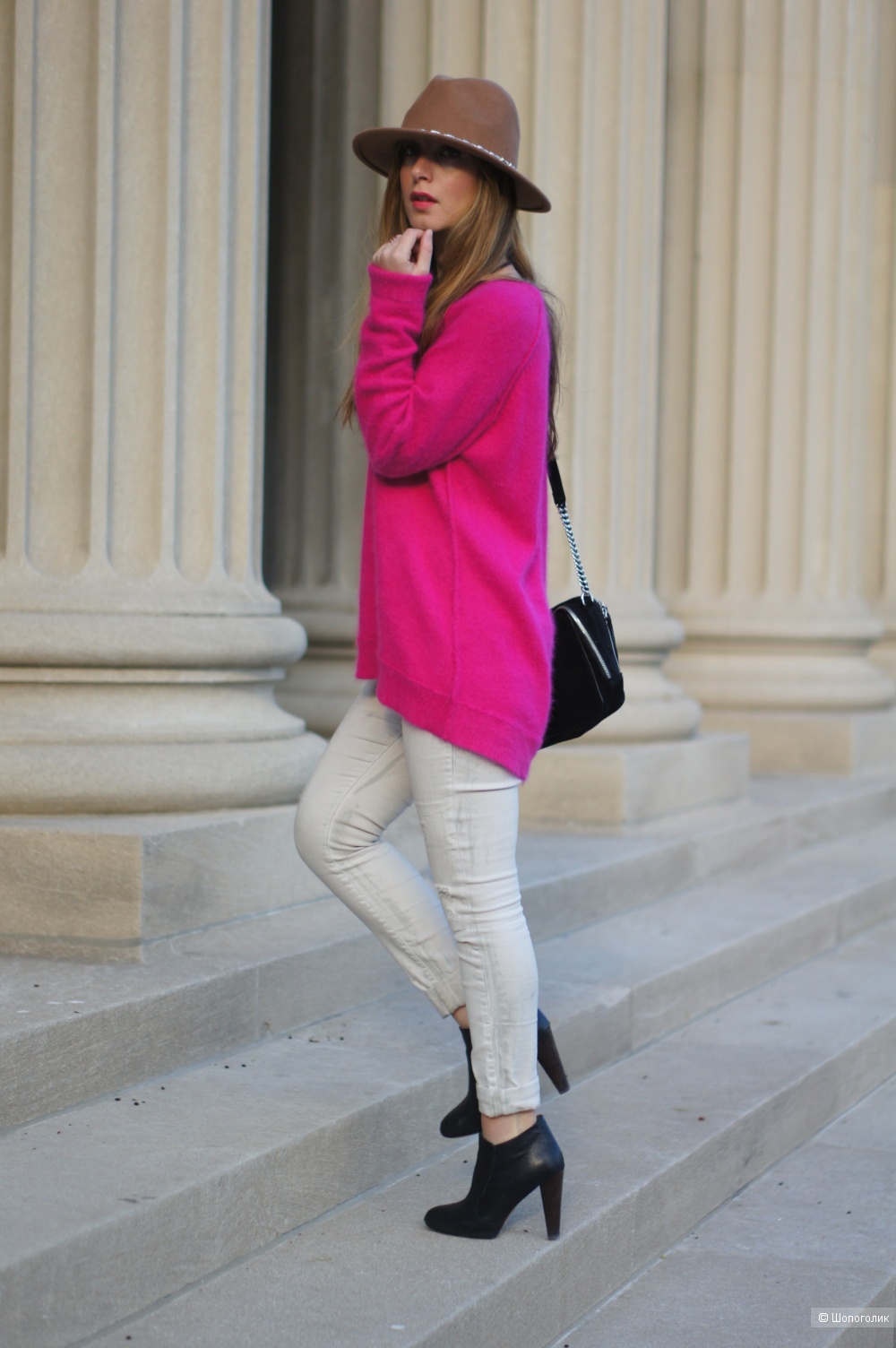 Образ с розовым свитером
