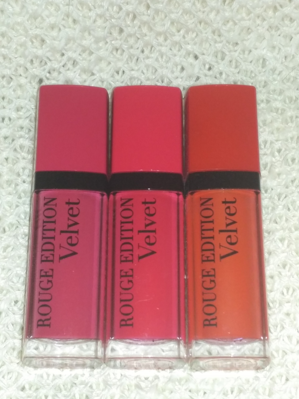 Бархатный флюид. Бархатный флюид для губ Bourjois. Bourjois rouge Velvet оттенок 25. Бархатный флюид для губ rouge Edition Velvet 02. Флюид для губ бархатный rouge Edition Velvet тон 23.