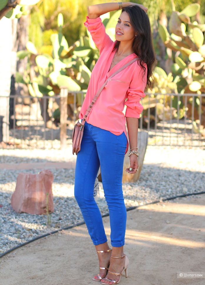 Розовая блузка с джинсами