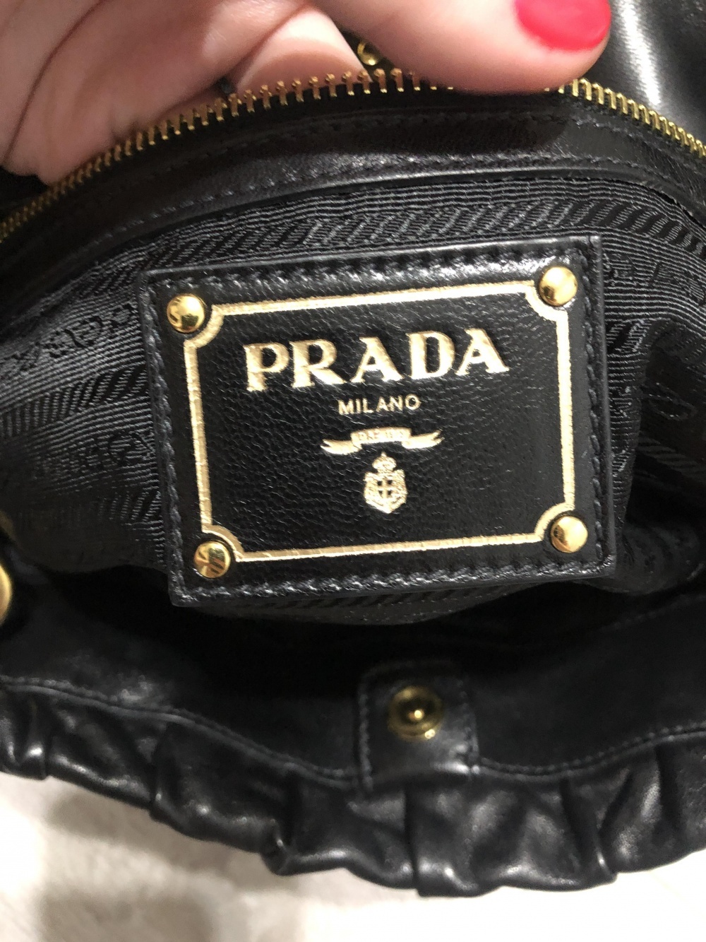 Прада оригинал. Prada 5108-5. Prada 2ng005. Сумка Прада серийный номер. Сумка Prada из жатой кожи.