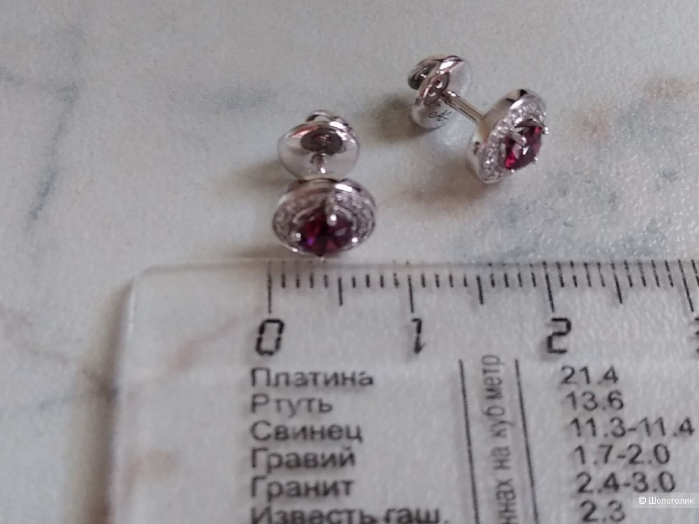 Серьги пусеты из белого золота 585 пробы с бриллиантами и родолитами.