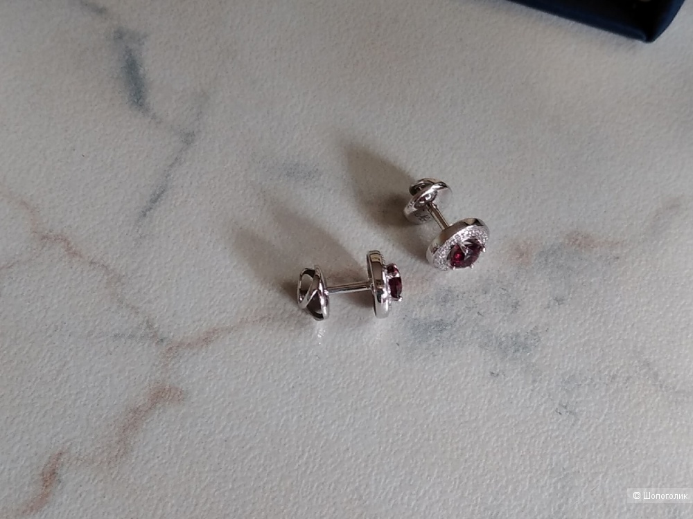Серьги пусеты из белого золота 585 пробы с бриллиантами и родолитами.