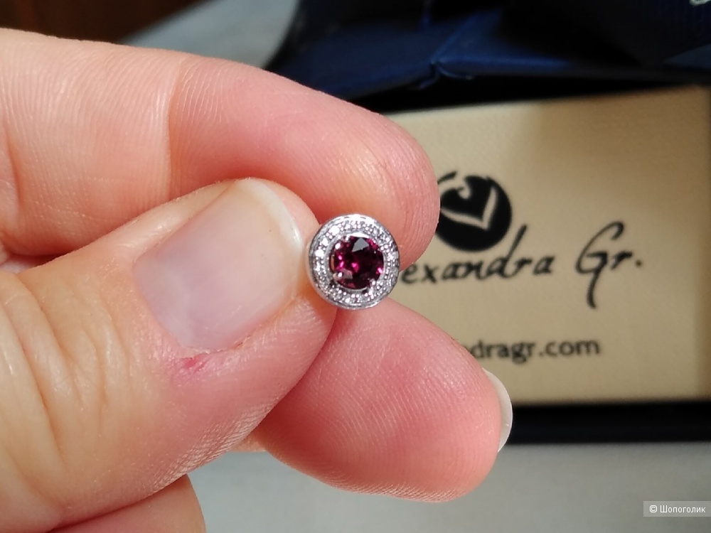 Серьги пусеты из белого золота 585 пробы с бриллиантами и родолитами.